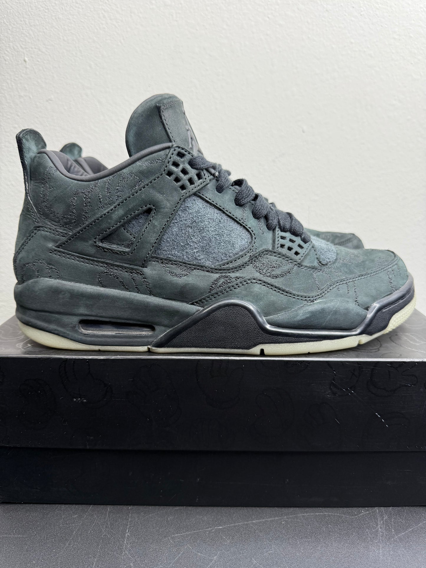 Air Jordan 4 Retro X KAWS (Black) (Preowned)