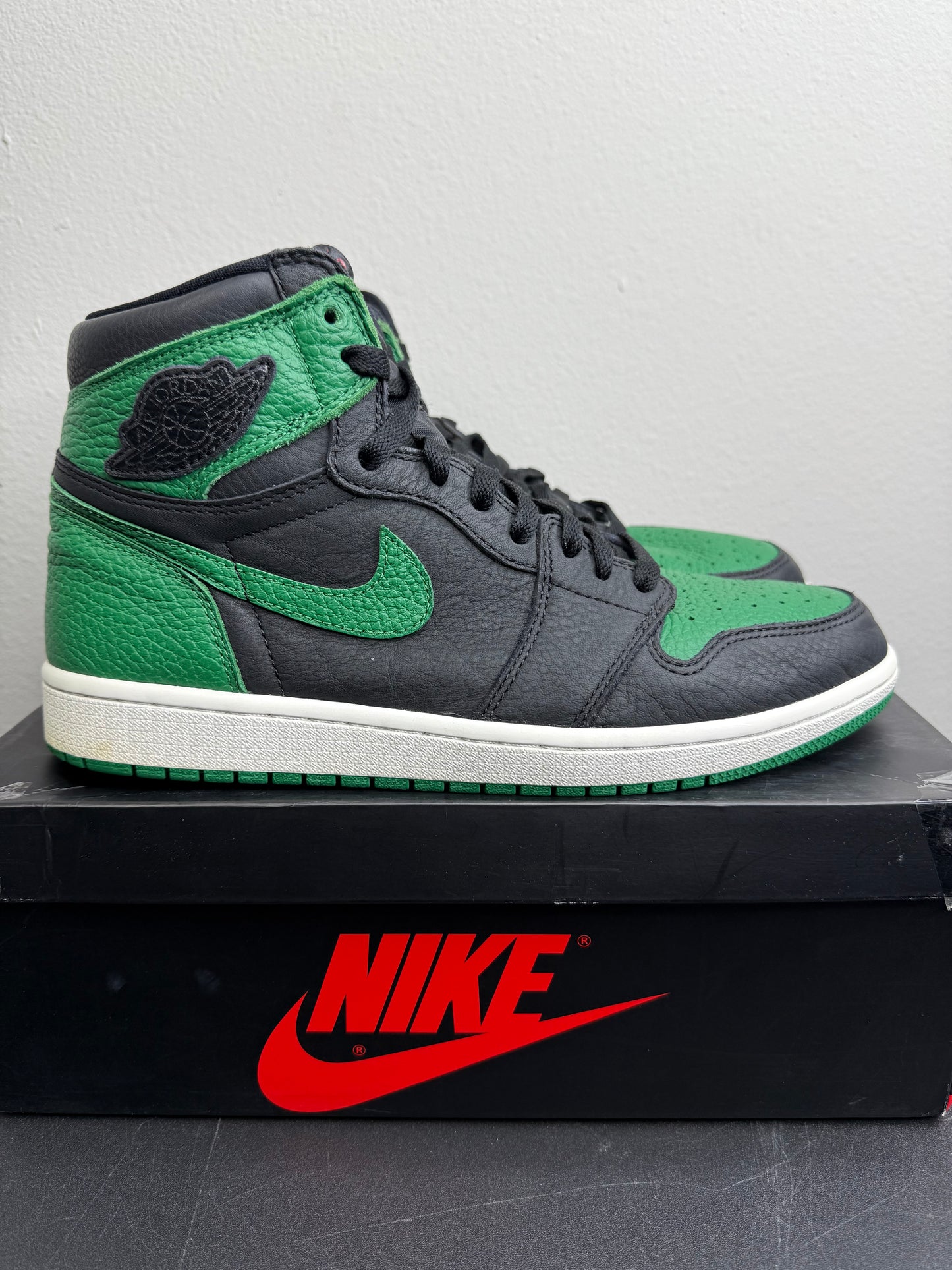 Air Jordan 1 Retro High OG “Pine Green 2.0” (Preowned)