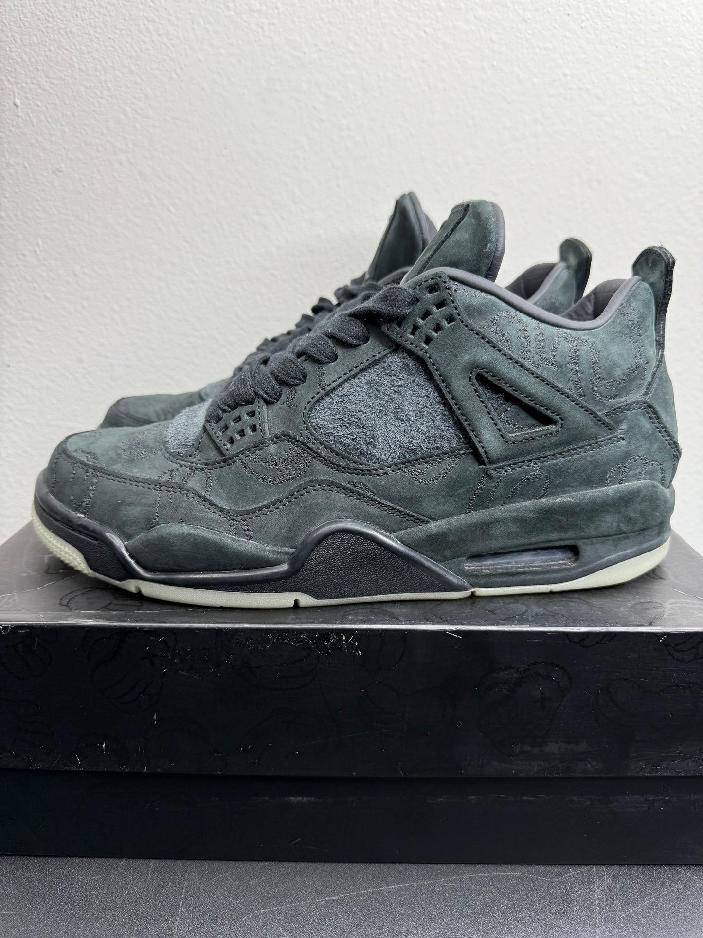 Air Jordan 4 Retro X KAWS (Black) (Preowned)